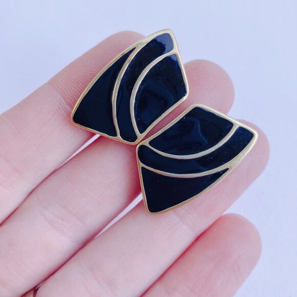 VTG Signed Trifari Clip On Earrings Black Enamel Gold Tone 1980s Geometric Style - Picture 3 of 10